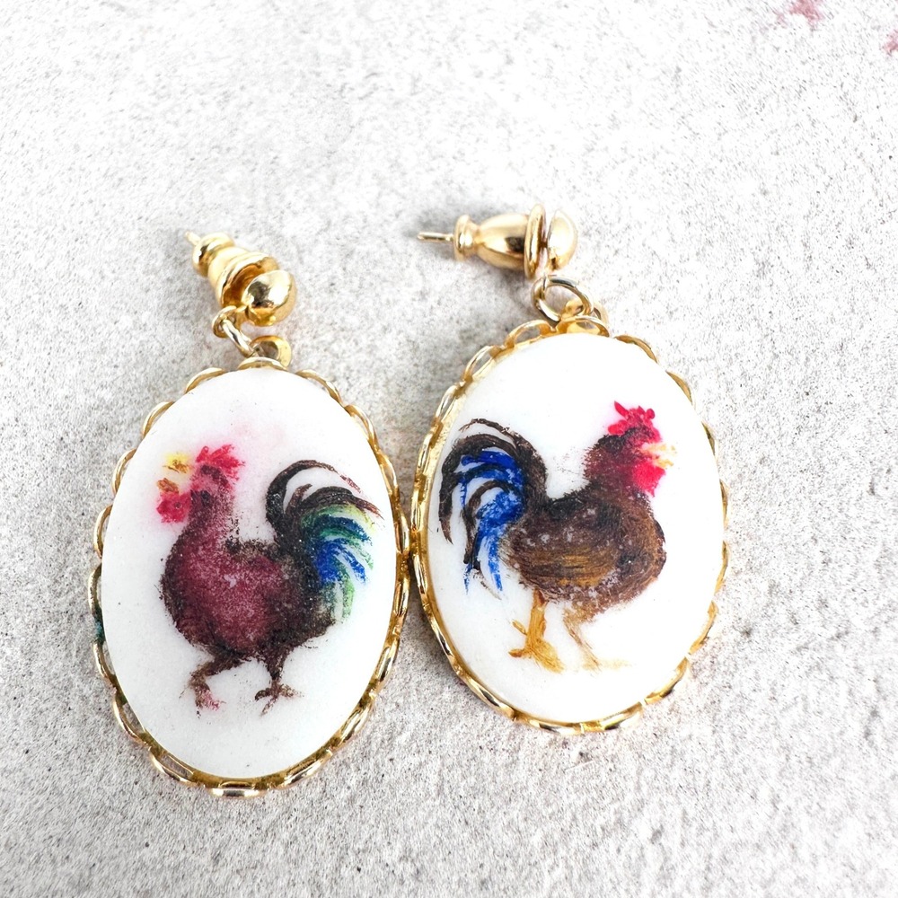 Hand Painted Rooster Earrings Gold Tone Pierced Vintage Folk Art Oval‎